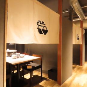 プライベート感満載の個室をご用意。大切な記念日や特別な日のディナーに、周りを気にせず贅沢なひと時を。