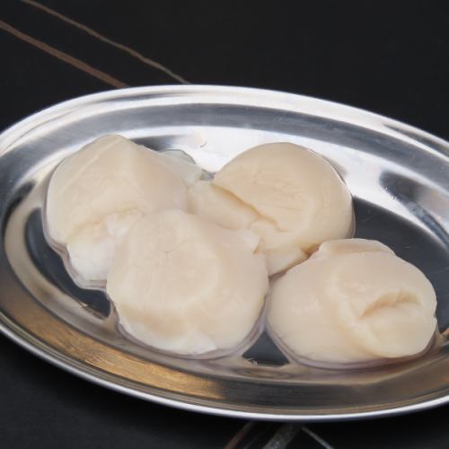 Four fresh scallops from Hokkaido.