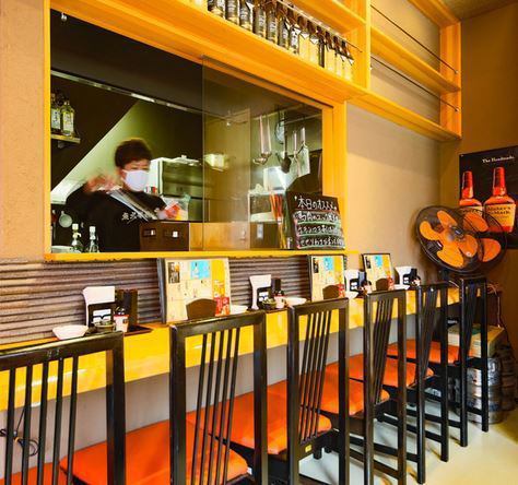 カウンターで仕事終わりにサクッといかがでしょうか？店長が目の前で焼いてくれる焼き鳥は絶品♪1本単位でご注文可能！ぜひ仕事終わりにドウゾ！