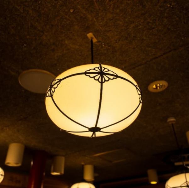 提灯が飾られた店内は和の雰囲気が漂い、居心地抜群◎和の雰囲気は心を和ませ、リラックスしながらお食事とお飲み物をお楽しみいただけます♪お一人様はもちろん、デートや女子会にもオススメです☆メニューはもんじゃやお好み焼きだけでなく、鉄板焼きも豊富に取り揃えておりますので、お好みに合わせてお楽しみください!