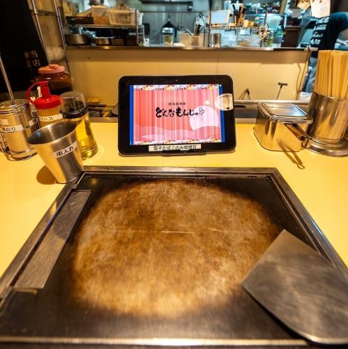 専用の鉄板でアツアツ♪