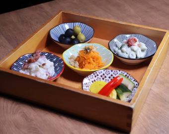 五種涼菜（醃橄欖、胡蘿蔔、蕪菁、馬鈴薯沙拉、通心粉）