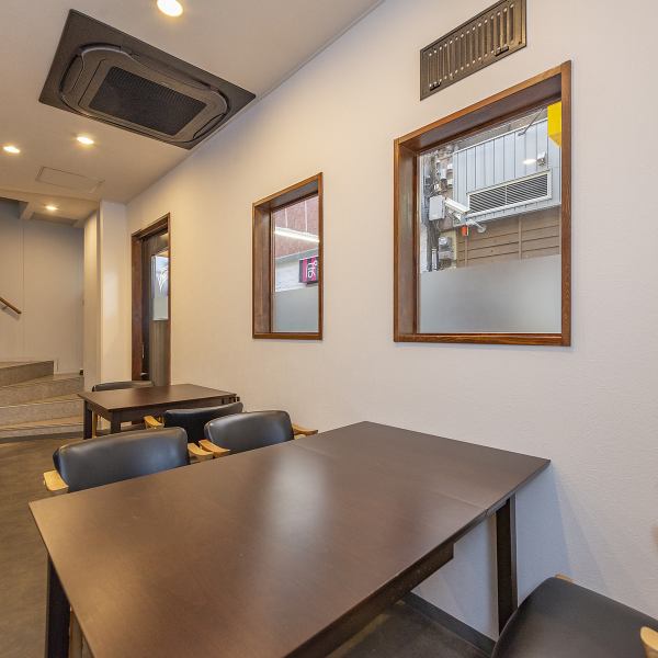 温かみのある照明が包み込む店内は、ゆっくり寛げる空間です。総席数29席の心地よい空間で、気兼ねなく会話を楽しめるのが魅力。お一人様でも気軽に利用できるカウンター席や、少人数に最適なテーブル席もご用意しています。女性の方も安心して過ごせるアットホームな雰囲気の中で、自慢の料理をご堪能ください！