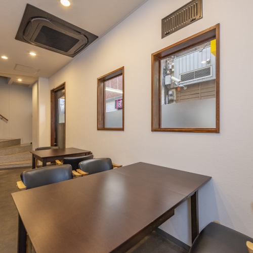 <p>温かみのある照明が包み込む店内は、ゆっくり寛げる空間です。総席数29席の心地よい空間で、気兼ねなく会話を楽しめるのが魅力。お一人様でも気軽に利用できるカウンター席や、少人数に最適なテーブル席もご用意しています。女性の方も安心して過ごせるアットホームな雰囲気の中で、自慢の料理をご堪能ください！</p>