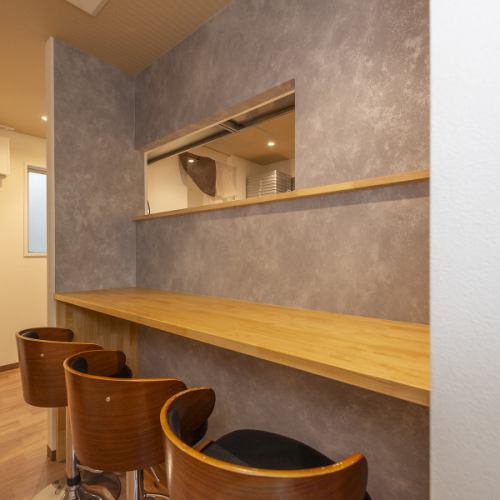 おひとり様でもお気軽に楽しめるカウンター席