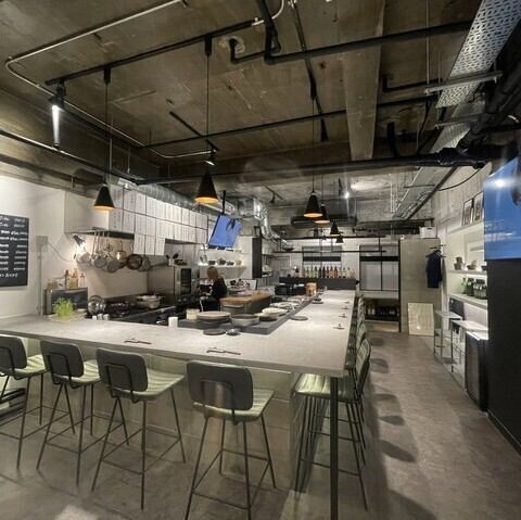 少人数に対応した落ち着いたカウンター席は、デートや友人との会話を楽しみたい方におすすめです。オープンキッチンなので料理人の技を間近で見られる特別感も味わえます♪照明や配色にもこだわり、肩肘張らずに過ごせる空間づくりを徹底しているので、ゆったりと食事を楽しみたい方にぴったりです！