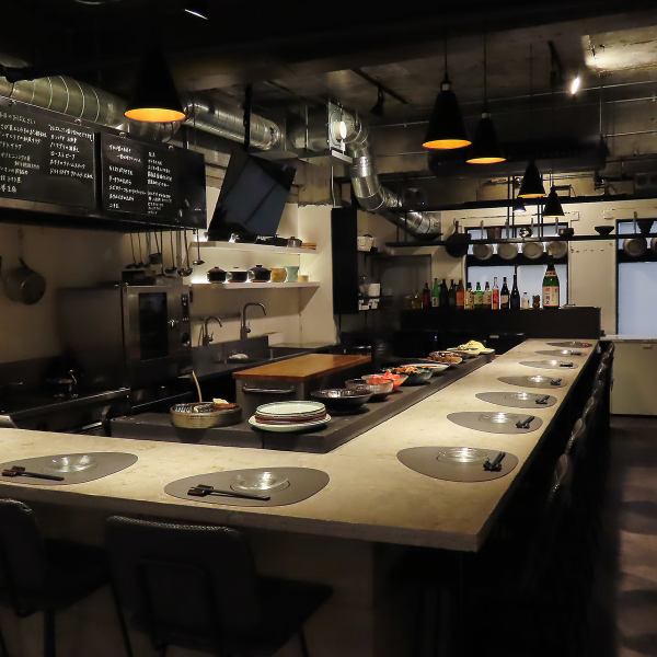 シックで洗練された店内には、ゆとりあるカウンターを11席完備。上前津駅・東別院駅から徒歩圏内とアクセスも抜群です。オープンキッチン越しに伝わる料理人の手仕事や、四季折々のおばんざいが織りなす温かなおもてなしが魅力。特別な夜を彩る、至福のひと時をお過ごしください♪