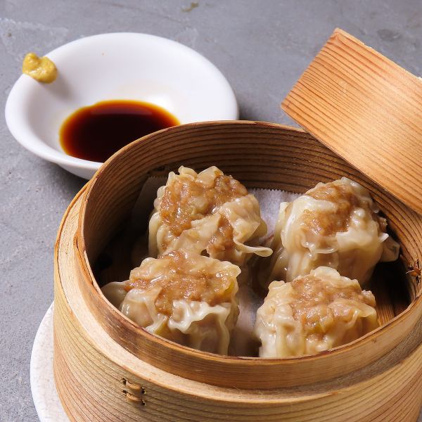 【熱々を頬張る】一つひとつ丁寧に包み上げた自家製。旨味が溢れ出す「こだわり蒸籠 焼売」