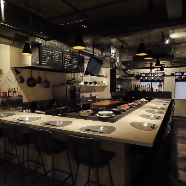 開放感あふれる広々とした店内は、コンクリート打ちっぱなしの壁に温かみのある照明が灯る、モダンで落ち着いた空間です。洗練された居心地の良さは、日常の喧騒を忘れてゆったりと過ごすのに最適。お洒落な雰囲気の中で、四季折々のおばんざいと美酒を心ゆくまでお楽しみください♪