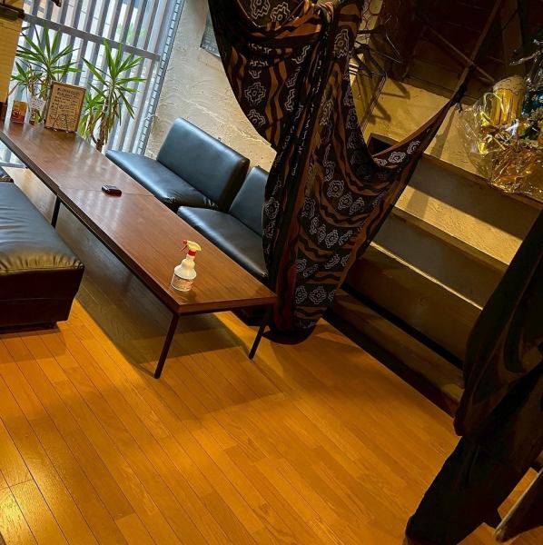 洗練された「和×モダン」の空間に、布を下ろすことで生まれる半個室をご用意。周りから見えない独立したプライベート空間で、ゆったりと心ゆくまでお食事をお楽しみいただけます。女子会やご家族でのお集まりなど、多彩なシーンにご利用ください♪