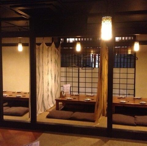 広々とした空間は最大45名様まで収容可能ですので、会社のご宴会や大人数でのお集まりでも周囲を気にすることなく、皆様でゆったりとお寛ぎながら楽しい貸切宴会をお過ごしいただけます。人数・ご予算などぜひお気軽にお問い合わせください！