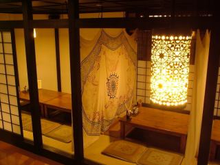 ゆったりと寛げる掘りごたつは最大で20名様までご利用いただくことができます。落ち着いた雰囲気の空間で仲の良いご友人やご家族と一緒に当店の自慢のお料理をお楽しみください！