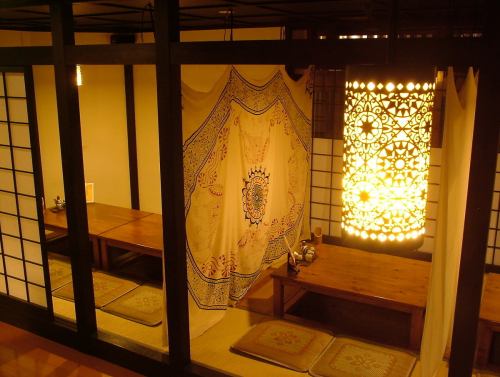 ゆったりと寛げる掘りごたつは最大で20名様までご利用いただくことができます。落ち着いた雰囲気の空間で仲の良いご友人やご家族と一緒に当店の自慢のお料理をお楽しみください！