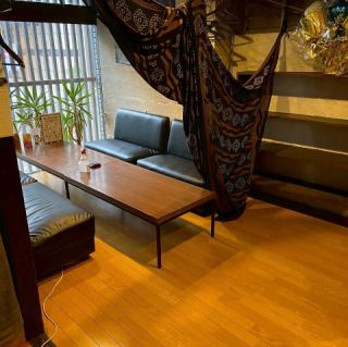 8名掛けのゆったりとしたテーブル席を2卓ご用意しております。職場での小規模な飲み会や、親しい仲間との宴会、女子会利用にぴったりです。布をおろせば半個室空間となり、周りを気にすることなくプライベートな会話も気兼ねなく楽しめます。