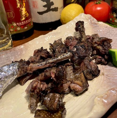 当店イチオシ看板メニュー！男女共に人気の高い炭火焼き「もも焼き」