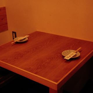 Semi-private rooms are available on the second floor.Available for up to 2, 4, or 6 people.You can also remove the partitions in the room to hold banquets of around 20 or 14 people! We can flexibly accommodate your party size. We can accommodate a wide range of events, from small groups wanting a light meal or a quick drink to large banquets!