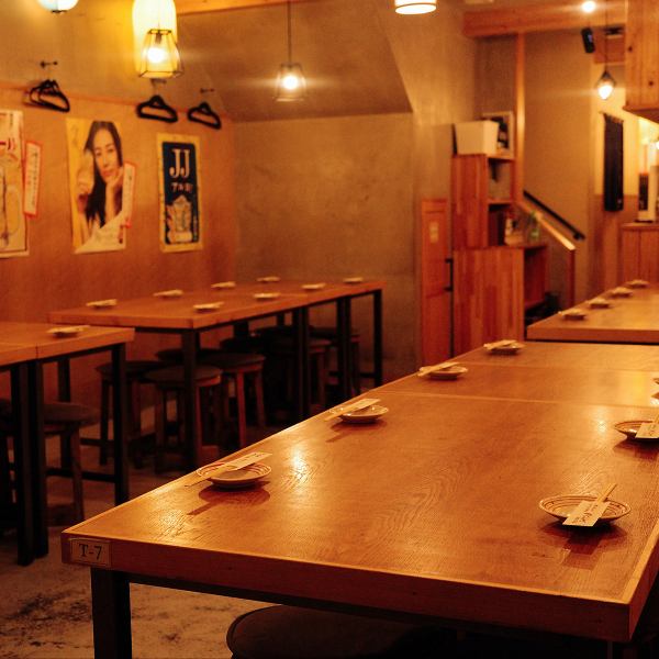 ～1階テーブル席～お仕事帰りのサラリーマンのみなさんや、お友達同士など、楽しい飲み会の声が毎日響く楽しい空間♪