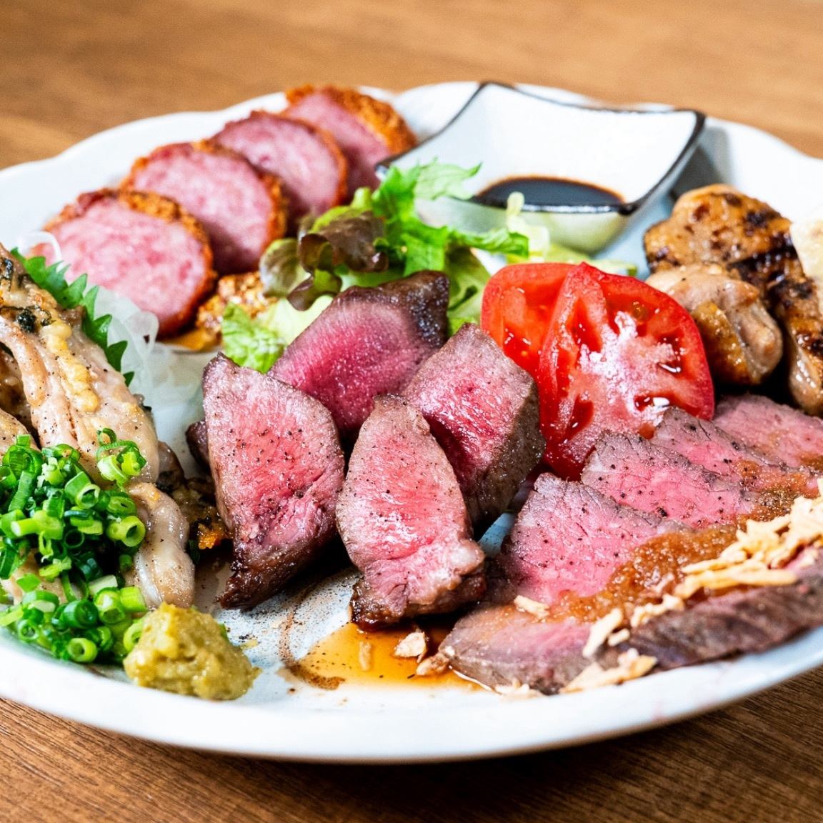 店内中央のいけすには新鮮な魚！鮮度抜群のお刺身をご賞味あれ！