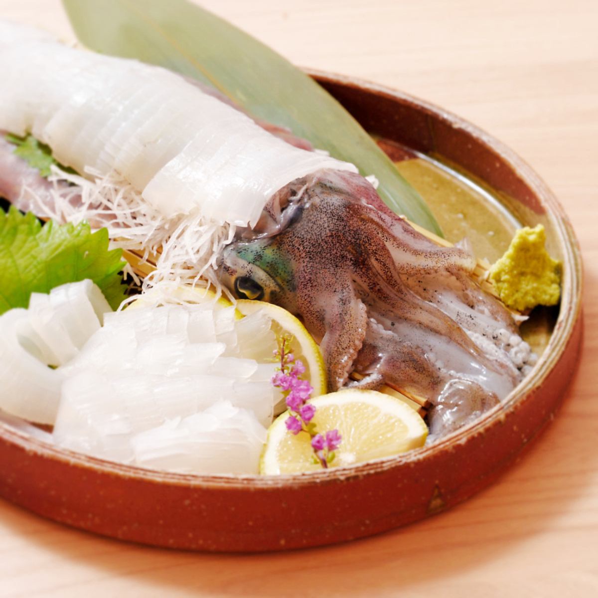 店內設有魚缸!每日新鮮魷魚到貨!我們以魚的新鮮度為傲!我們以充滿活力的員工為傲!眾多博多特色美食!