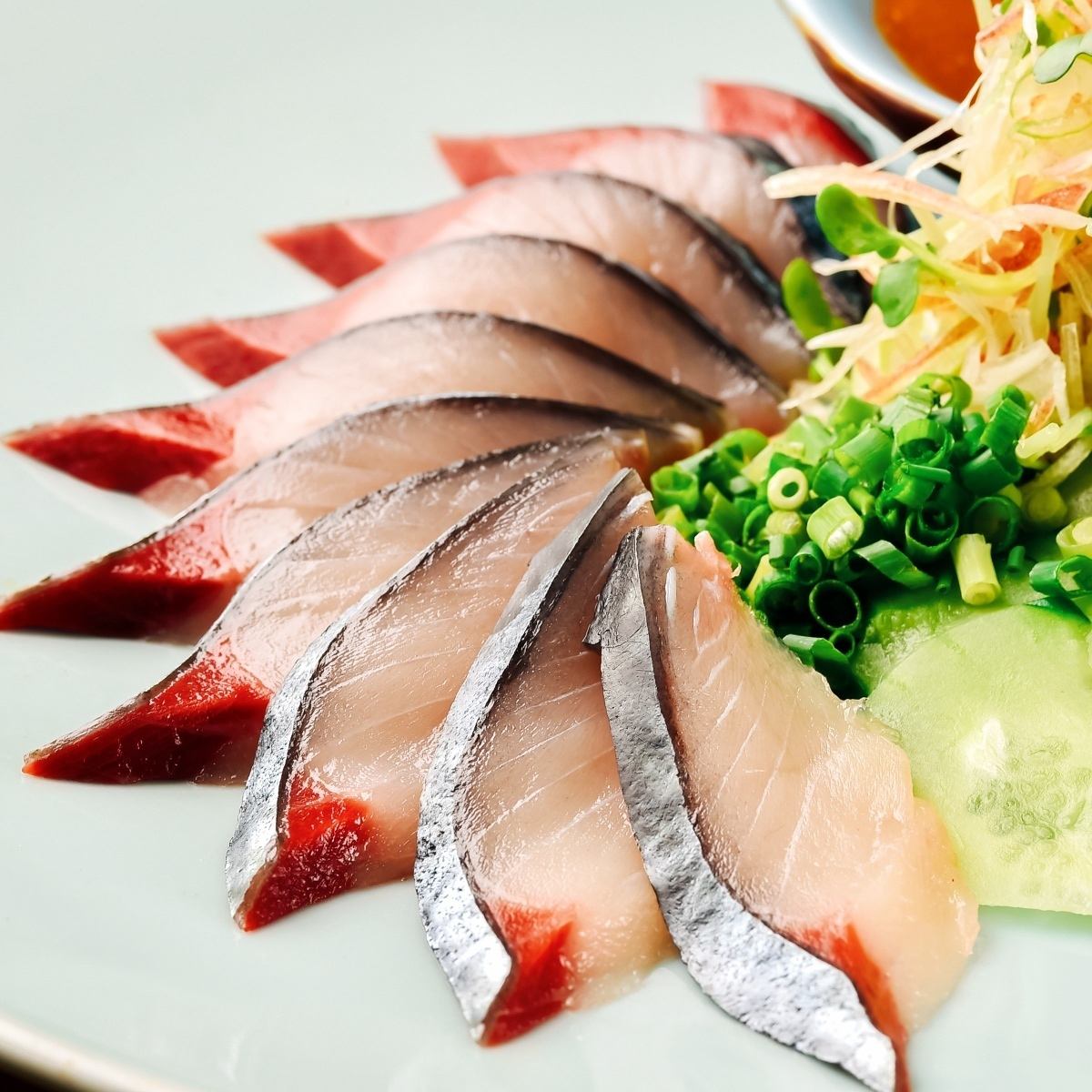 店中央的魚缸裡養滿了新鮮的魚!盡情享用最新鮮的刺身吧!