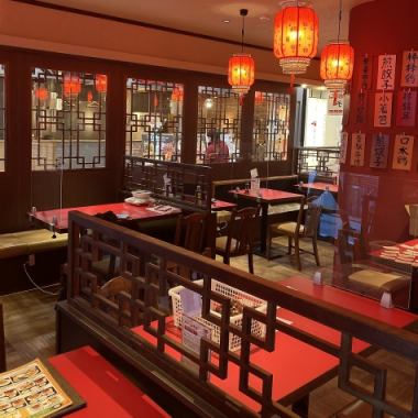 【2022년 1월 26일 푸라리와 게이오후 중 1F에 그랜드 오픈】중국식 건축을 상징하는 것 같은 인테리어나 붉은 테이블.본국의 맛을 재현하는 본격 사천 요리・중화식당입니다.