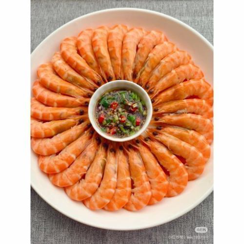 大エビの塩茹で/エビ団子のケチャップソース炒め/キュウリとエビの炒め