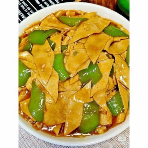 青唐辛子と干し豆腐の炒め/ナス、ジャガイモ、ピーマンの醤油炒め