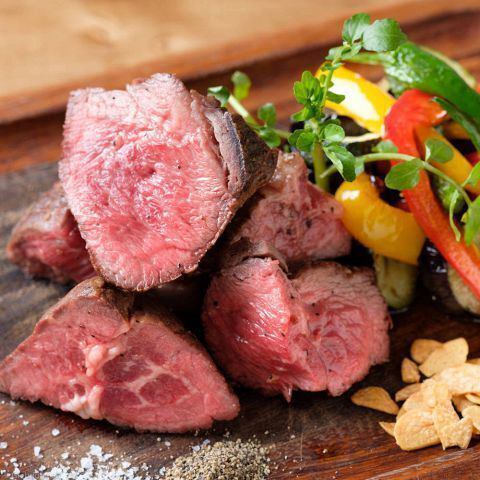 翌2時まで営業!自慢の肉料理をおつまみに、おしゃべりタイム♪