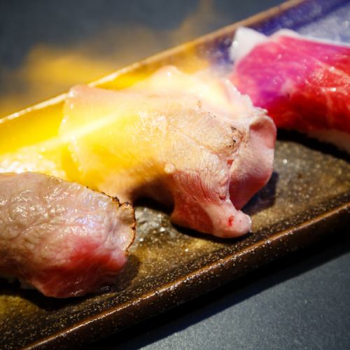 炙り肉寿司三種盛り　（タン・モモ・コウネ）