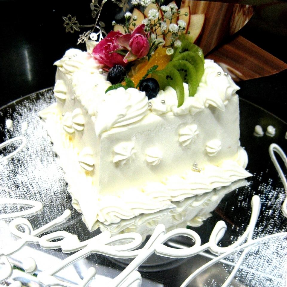 アニバーサリーコースでホールケーキでサプライズ♪