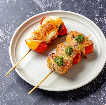 純あまトマトの肉巻き串（バジルソース）