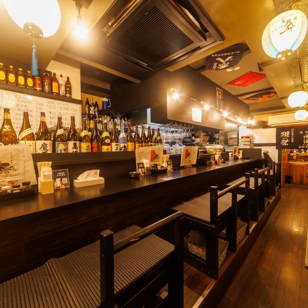 お一人様でもご利用しやすいカウンター席を8席ご用意しています。仕事帰りの一杯や自分へのご褒美としてお一人でお食事やお酒を楽しみやすい空間となっています！またお席の距離感が近いためデートや特別な日のお祝いにピッタリです！