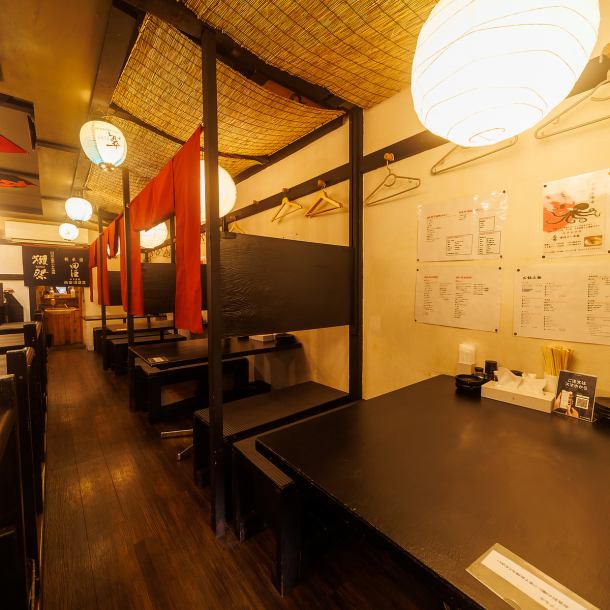 4名掛けのテーブル席を4席ご用意しています。２名からご利用いただくことができます！ご家族でのお食事や小規模の飲み会や女子会に最適なお席となっています。様々な用途でご利用ください♪