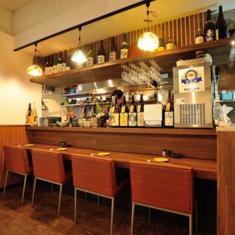 デートにおすすめ♪カウンターのお席！　初めてのお客様も立ち寄りやすい、明るい雰囲気！ちょっと軽く飲みたいときにも(*'▽')　遅めの時間まで営業してますので、二次会・三次会もお使い下さい♪