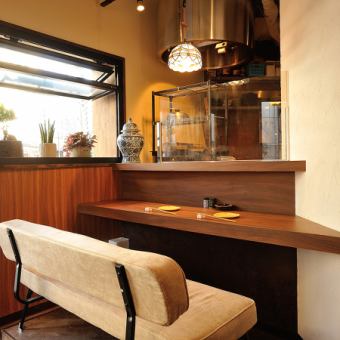 カップルシートもご相談ください！デートにもおすすめ♪　初めてのお客様も立ち寄りやすい、明るい雰囲気！ちょっと軽く飲みたいときにも(*'▽')　週末と祝日前は深夜まで営業してますので、二次会・三次会もお使い下さい♪