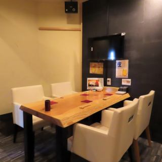 Private room table seating