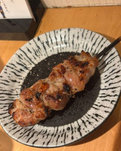 .
鉄板 地鶏 鐵~TETSU~
.
⭐️新メニュー⭐️
▷▶鶏もも串(アキレス)

大人気の鶏もも串に希少部位のアキレスが登場🩷
ジューシーで食べ応えありε= o(´〜｀;)oﾏﾝﾌﾟｸ-
是非、新メニューもご賞味くださいませ💁‍♂️💁‍♀️

毎日18時からOPENしてます。
御来店お待ちしております☺️🙏

 #鉄板地鶏  #居酒屋  #鐵
 #愛媛県  #松山市  #二番町
 #焼き鳥  #鉄板料理  #一品料理
 #愛媛グルメ  #愛媛居酒屋
 #松山グルメ  #松山居酒屋 
 #個室完備居酒屋  #全席喫煙可
 #鶏もも串 #もも串 #希少部位