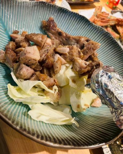 .
Teppan Local Chicken Tetsu~TETSU~
.
▷▶︎▷Kagawa specialty! Chicken on the bone

It was very popular during the anniversary.
Becoming a standard menu item ٩(*´∀︎`*)۶

Chewy parent bird and
Tender and juicy young chicken!
There are two types, so please try them and compare them ❤️
.
#Teppan local chicken #Yakitori restaurant #Izakaya
#Iron #Ehime Prefecture #Matsuyama City #Nibancho
#Yakitori #Teppan cuisine #A la carte dishes
#Ehime Gourmet #Ehime Izakaya
#Matsuyama Gourmet #Matsuyama Izakaya
#Miyazaki-style charcoal-grilled chicken #Imabari-style grilled chicken skin
#Izakaya with completely private rooms #Smoking allowed at all seats
#1st Anniversary Campaign #Thanksgiving
#Anniversary limited menu #Chicken on the bone