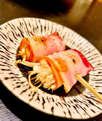 .
鉄板 地鶏 鐵~TETSU~
.
▷▶えのきベーコン

独自配合のスパイスで燻製した
自家製ベーコンの串メニュー🐽✨

毎日18時からOPENしてます。
御来店お待ちしております☺️🙏

 #鉄板地鶏  #居酒屋  #鐵
 #愛媛県  #松山市  #二番町
 #焼き鳥  #鉄板料理  #一品料理
 #松山グルメ  #松山居酒屋
 #愛媛グルメ #愛媛居酒屋
 #えのき #ベーコン #えのきベーコン