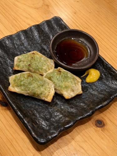 .
鉄板 地鶏 鐵~TETSU~
.
▷▶鉄板餃子

薬味たっぷりのオリジナル餃子( ˙꒳​˙ )ノ🥟

毎日18時からOPENしてます。
御来店お待ちしております☺️🙏

 #鉄板地鶏  #居酒屋  #鐵
 #愛媛県  #松山市