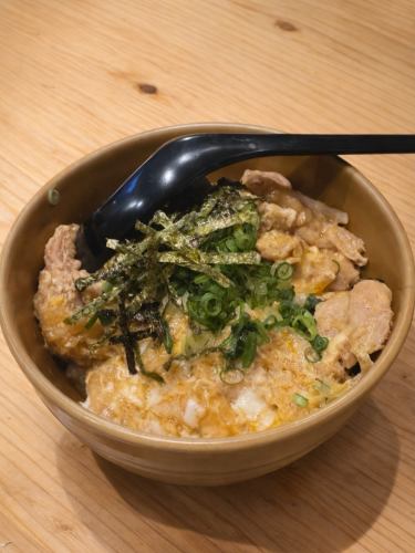 .
Teppan Chicken Tetsu
.
▷▶︎Oyakodon (chicken and egg rice bowl)
An exquisite oyakodon (chicken and egg rice bowl) with a rich chicken broth!
Actually, this is a product with many repeat customers 🩷
You can choose between a regular size and a large size ( *˙ω˙*)و
If you ask me, I'll even secretly show you my half-Japanese look ( *¯ノᵕ¯*)✨
We are open every day from 6pm.
We look forward to your visit ☺️🙏
#Teppan Chicken #Izakaya #Tetsu
#Ehime Prefecture #Matsuyama City Nibancho
Yakitori, Teppanyaki dishes, A la carte dishes
Ehime Gourmet Ehime Izakaya
Matsuyama Gourmet Matsuyama Izakaya
Izakaya with private rooms, smoking allowed at all seats
Farewell party, welcome party, drinking party
Oyakodon (chicken and egg rice bowl) from a yakitori restaurant.