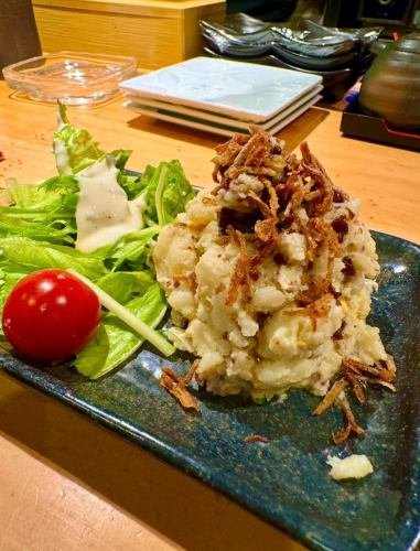 .
鉄板 地鶏 鐵~TETSU~
.
▷▶アンチョビポテトサラダ
アンチョビのアクセントが癖になる❤️
大人のポテトサラダです🥗

毎日18時からOPENしてます。
御来店お待ちしております☺️🙏

 #鉄板地鶏  #居酒屋  #鐵 #愛媛県  #松山市