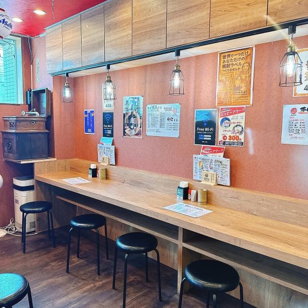 【◆カウンター＆テーブルの2タイプ◆】当店はカウンター席とテーブル席の2種類ございます。カウンター席は全6卓で、お一人様のしっぽり飲みや、サク飯・サク飲み、少人数の方の気軽なお食事に最適！2～4名様でご利用可能なテーブル席は全6卓ご用意しており、会社帰りの飲み会やご家族でのご来店にもぴったりなお席です♪
