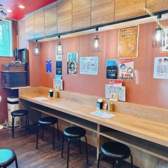 お一人様や少人数で使いやすいカウンター席を、全6卓ご用意しております。サク飲み・サク飯大歓迎！しっぽりお仕事帰りにふらっと立ち寄りもOK！ぜひお気軽にお立ち寄りください。