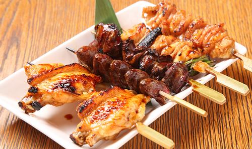 採用岩手縣阿貝多利雞，以秘密醬汁烹調的烤雞串。