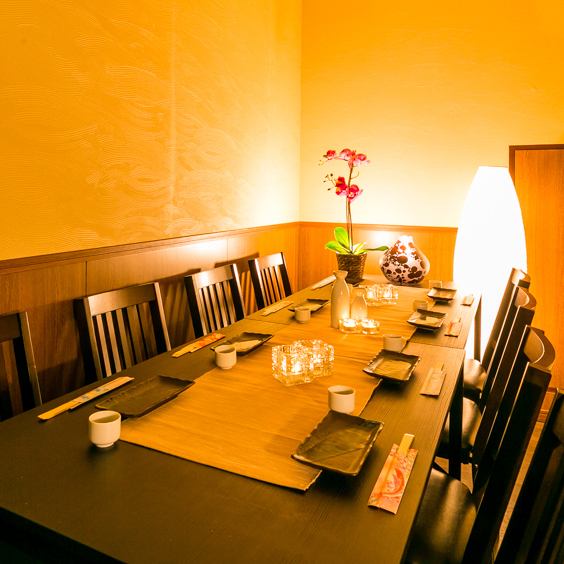 【在新宿人氣私人居酒屋吃到烤雞肉串和肉壽司】我們為您提供下班後宴會的輕鬆空間。如果您有任何要求，請隨時透過電話與我們聯繫。