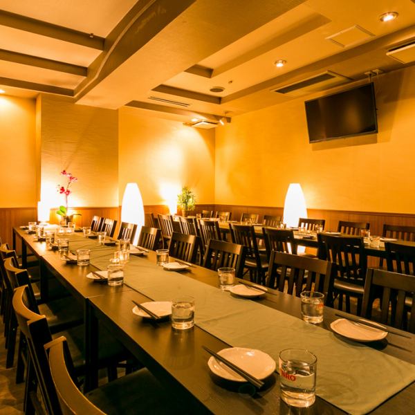 【新宿で人気の個室居酒屋で焼き鳥&肉寿司食べ放題】大小さまざまな個室をご用意しています♪2名様から8名様まで可能な個室や、70名様まで対応可能な個室もございます。お気軽に個室希望でご予約ください。