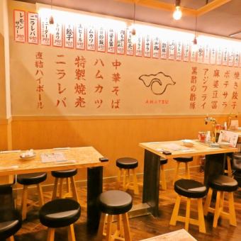 Table seats where you can casually enjoy with friends ♪ You can enjoy sake noisily!