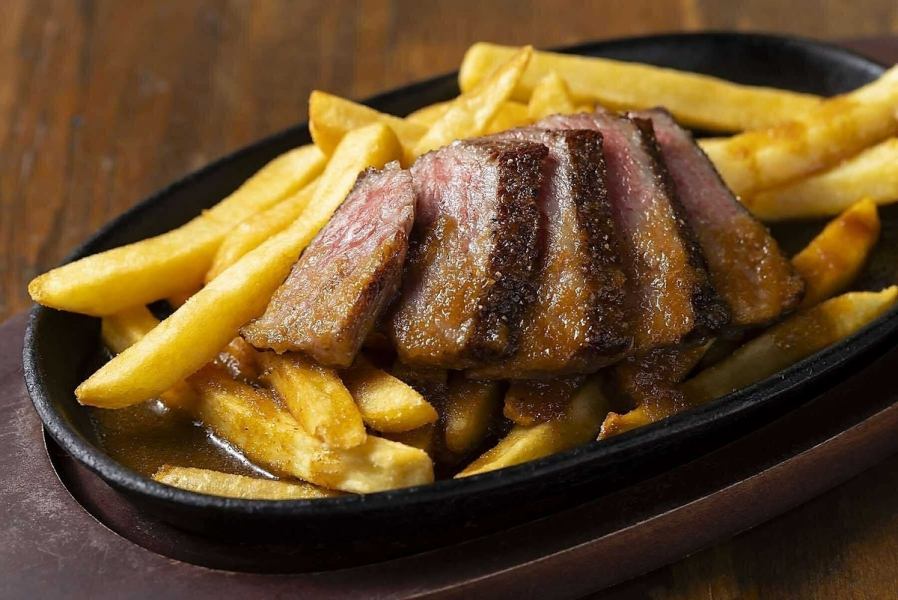 【充実したフードメニュー♪】前菜からお肉、〆まで楽しめる！