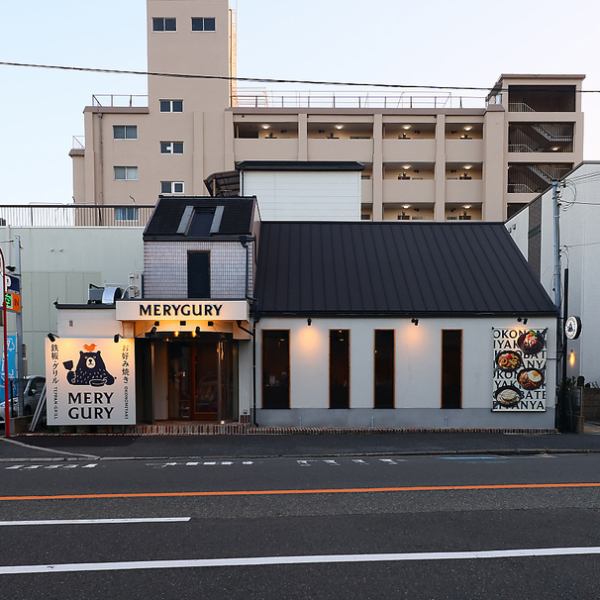 ロードサイドのレトロなこの建物は、約30年にわたり地域のお好み焼き屋さんとして歴史を刻んできました。私たちMERYGURY(メリグリ)は、その温かい歴史を大切に受け継いでいます。最寄りのJR堺市駅からは徒歩8分、提携パーキングもございますので、詳しくはお電話や店頭にてお尋ねください。